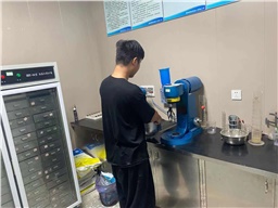 夏季聚羧酸減水劑易發(fā)霉變質(zhì)，可以如何解決？